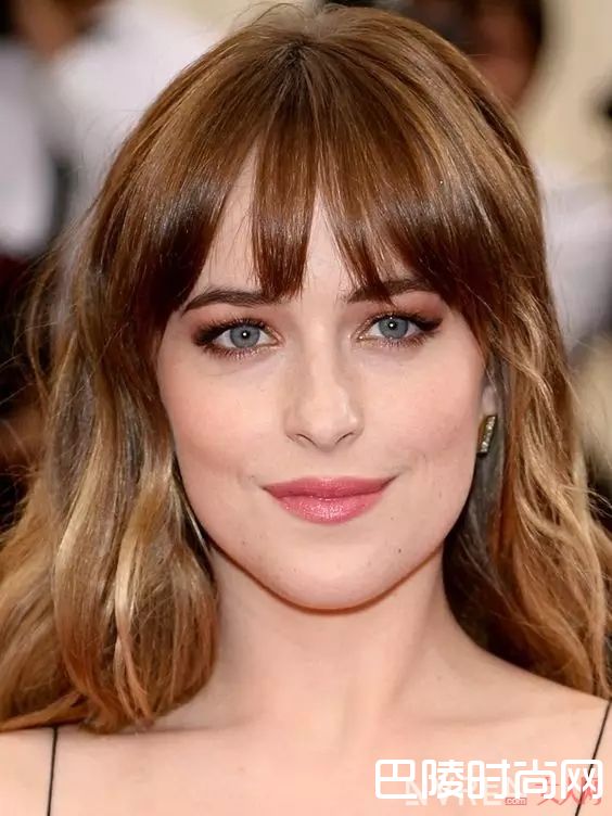 质感法式刘海回潮_跟着明星妆容变化，抓住5大美妆新趋势！
