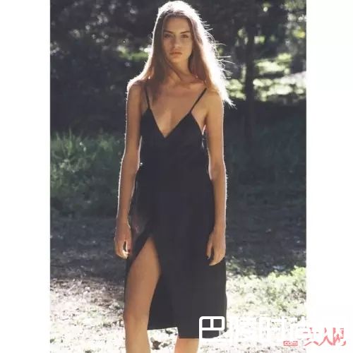 SIR The Label裹身裙_什么是wrap dress?裹身连衣裙？！它能让你高级性感起来！