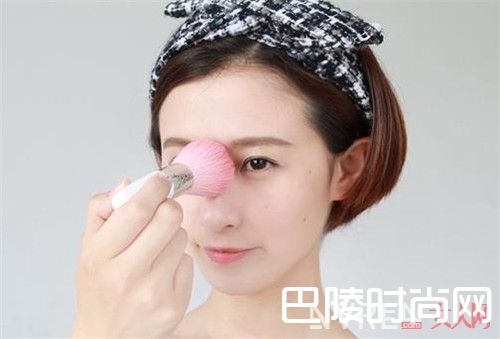 mistine羽翼粉饼简介_天气热怎么定妆？去除油光满面靠哪些粉饼品牌定妆好？