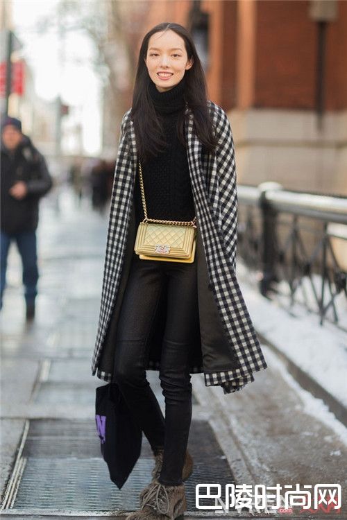 金色包包怎么搭配黑白色潮范儿十足_不出错的黑白金法则服饰搭配 色彩搭配好决定你的女王气质