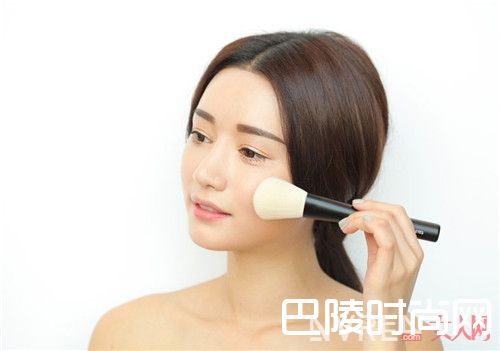 MAKE UP FOR EVER清晰无痕蜜粉适用于什么肤色的女性_天气热怎么定妆?去除油光满面靠哪些粉饼品牌定妆好?