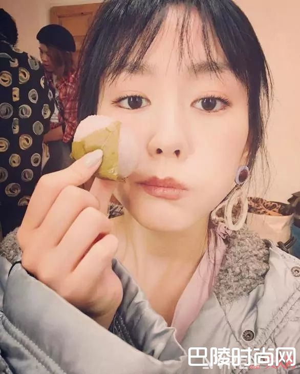 流行裸眼妆_跟着明星妆容变化，抓住5大美妆新趋势！