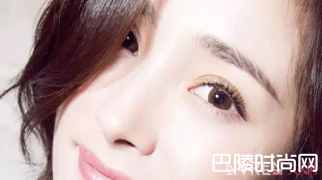 层叠晕染眼妆和清淡裸眼_跟着明星妆容变化，抓住5大美妆新趋势！