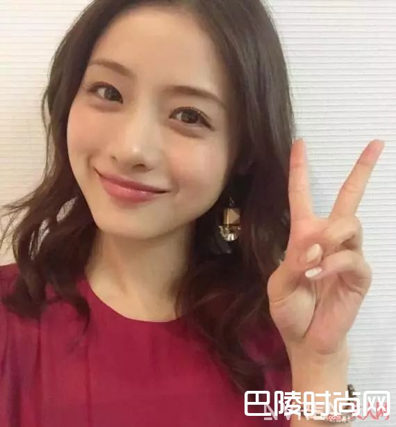 流行新月细眉_跟着明星妆容变化，抓住5大美妆新趋势！