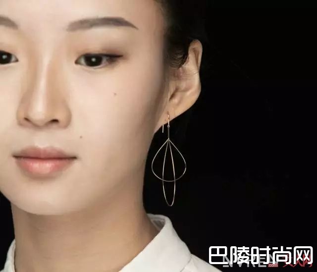 东长珠宝黄金双线耳环_我的耳畔有万种风景 9款别致长耳坠推荐