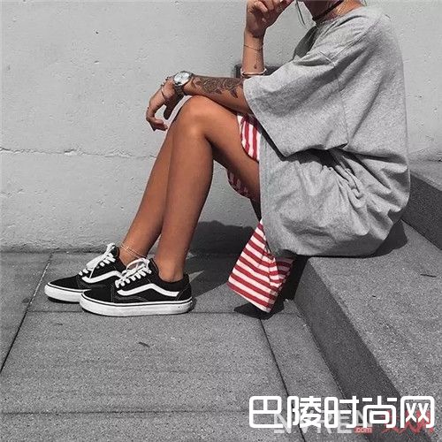 Vans Old Skool_百搭不止小白鞋 这5双运动鞋堪称“时尚神话”