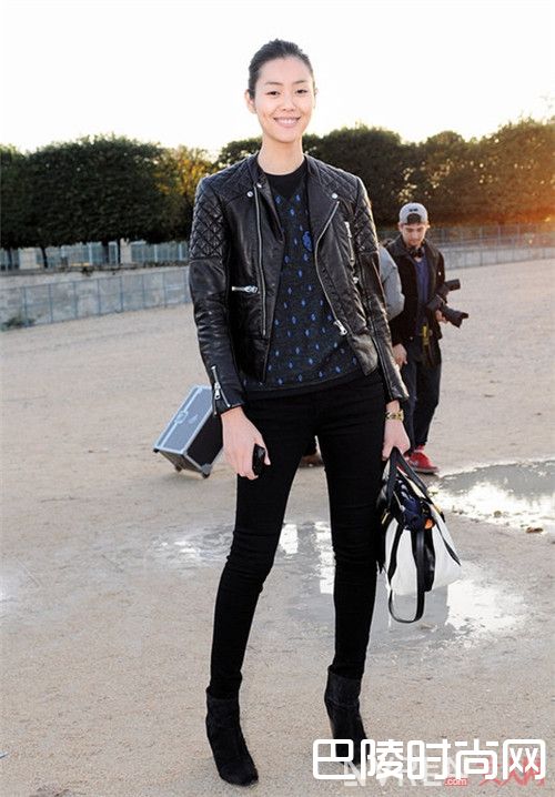 黑色皮夹克搭配什么好_女生衣橱中最重要的10件必备单品是什么?