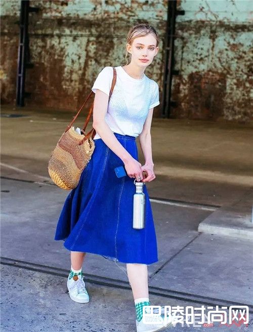 小白鞋搭配什么有清新范_女生衣橱中最重要的10件必备单品是什么?