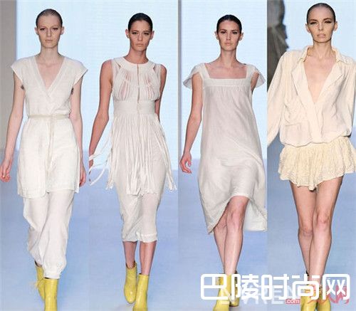 复古v领碎花连衣裙怎么搭配不出错_今年流行哪种气质连衣裙？怎么搭配让你美如画，仙气飘飘