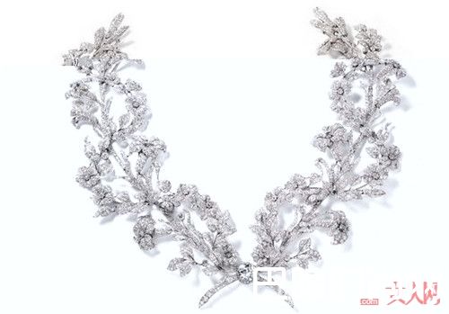 卡地亚百合花三角胸衣款胸针简介_最适合春天的珠宝有哪些？春天到来选一款适合自己的珠宝吧