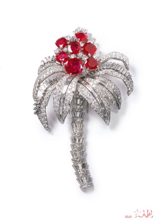 卡地亚百合花三角胸衣款胸针简介_最适合春天的珠宝有哪些？春天到来选一款适合自己的珠宝吧