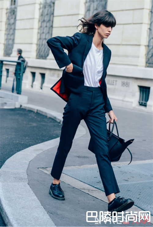 白t恤搭配什么时尚又随性_女生衣橱中最重要的10件必备单品是什么？