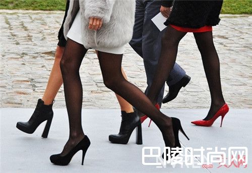 黑色高跟鞋搭配什么优雅_女生衣橱中最重要的10件必备单品是什么?
