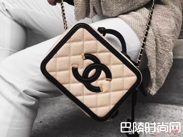 Chanel Vanity Box_各品牌新款包包少女心爆棚 让这个夏天年轻十岁