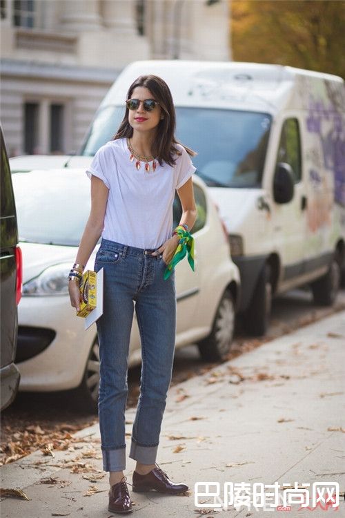 牛仔裤搭配什么时尚有型_女生衣橱中最重要的10件必备单品是什么？