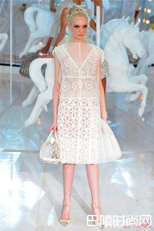 荷叶边露肩连衣裙怎么穿出甜蜜感_今年流行哪种气质连衣裙?怎么搭配让你美如画,仙气飘飘