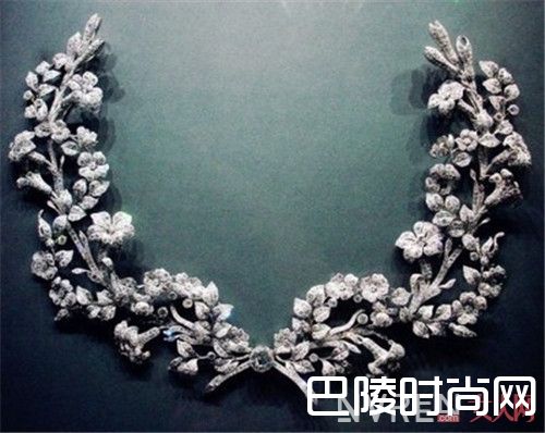 卡地亚黄金镶钻“幽兰百合”金叶胸针简介_最适合春天的珠宝有哪些？春天到来选一款适合自己的珠宝吧