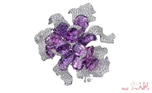 卡地亚百合花三角胸衣款胸针简介_最适合春天的珠宝有哪些？春天到来选一款适合自己的珠宝吧