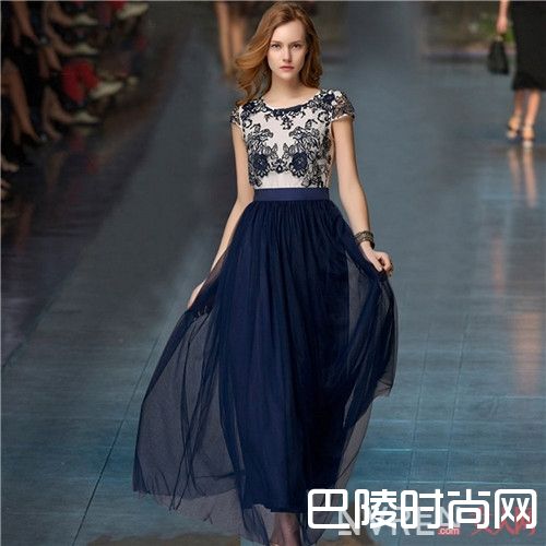 荷叶边露肩连衣裙怎么穿出甜蜜感_今年流行哪种气质连衣裙?怎么搭配让你美如画,仙气飘飘