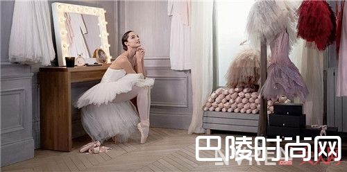 MIUMIU的芭蕾鞋搭配什么女人味十足_时髦女孩最爱的鞋子有哪几款？推荐这几款舒适又潮流的鞋子