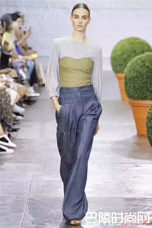 紧身胸衣怎么穿_她们都开始内衣外穿露bra了!你敢大胆尝试吗?