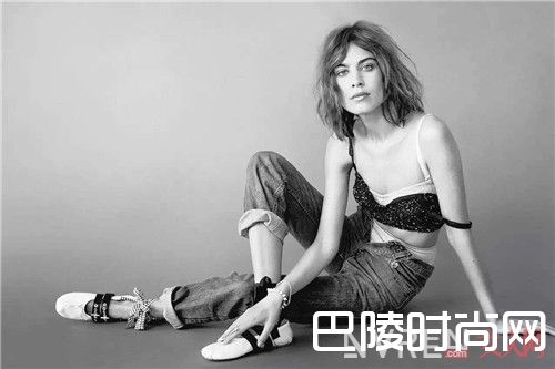 MIUMIU的芭蕾鞋搭配什么女人味十足_时髦女孩最爱的鞋子有哪几款？推荐这几款舒适又潮流的鞋子