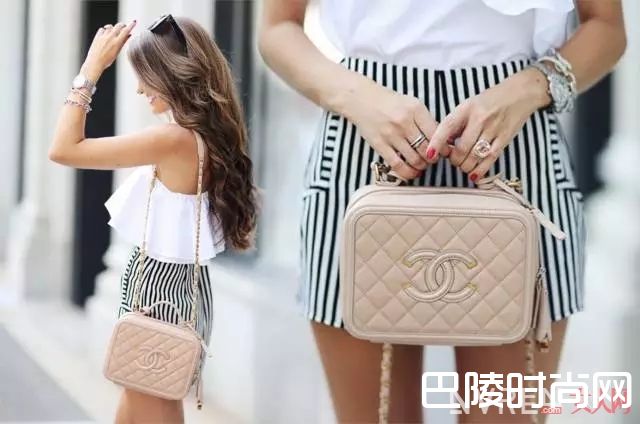 Chanel Vanity Box_各品牌新款包包少女心爆棚 让这个夏天年轻十岁