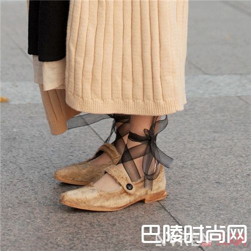 玛丽珍鞋搭配什么甜美时尚_时髦女孩最爱的鞋子有哪几款？推荐这几款舒适又潮流的鞋子