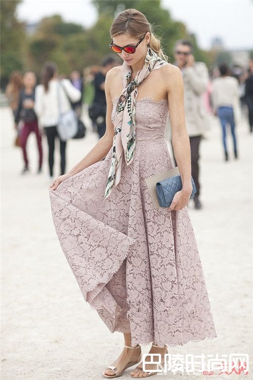 碎花连衣裙怎么穿搭仙气_今年流行哪种气质连衣裙？怎么搭配让你美如画，仙气飘飘