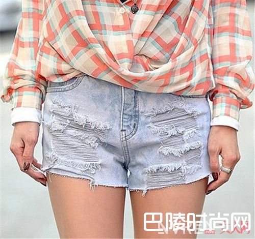 直筒毛边热裤更能衬托出大长腿吗_牛仔短裤今夏回潮:有你想要的大长腿还时髦