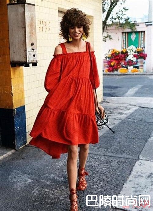 露肩吊带裙怎么搭配街头潮范十足_今年流行哪种气质连衣裙？怎么搭配让你美如画，仙气飘飘
