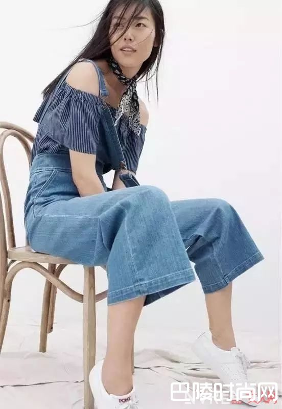 阔腿牛仔裤怎么搭配_腿粗妹子的福音 今年流行的牛仔裤完美遮挡你的小粗腿