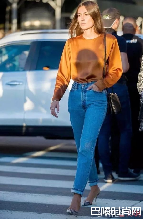 超高腰的“老妈裤”如何搭配_腿粗妹子的福音 今年流行的牛仔裤完美遮挡你的小粗腿