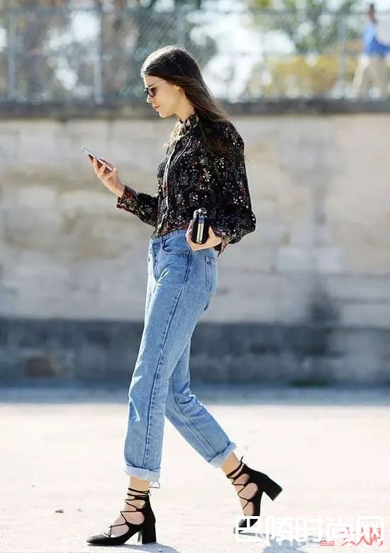 直筒牛仔裤怎么搭配_腿粗妹子的福音 今年流行的牛仔裤完美遮挡你的小粗腿