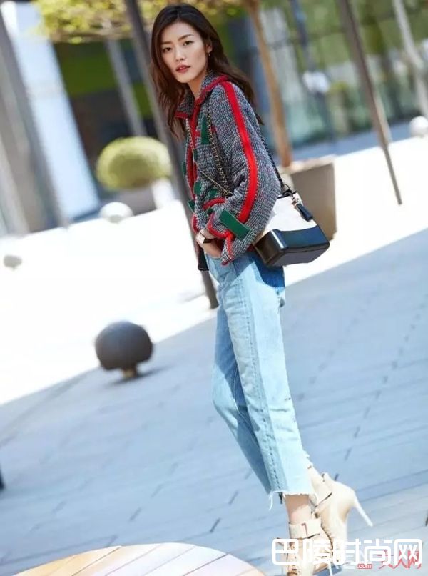 直筒牛仔裤怎么搭配_腿粗妹子的福音 今年流行的牛仔裤完美遮挡你的小粗腿