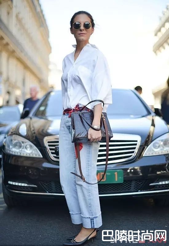 直筒牛仔裤怎么搭配_腿粗妹子的福音 今年流行的牛仔裤完美遮挡你的小粗腿