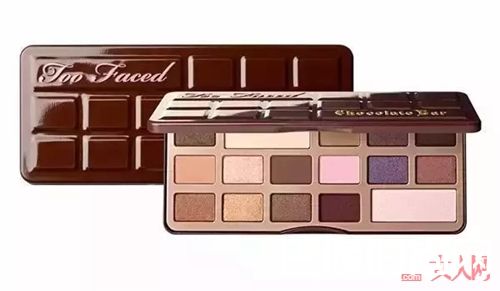 首个洁颜油、洁肤水与亮片眼影_世界上第一件化妆品 它们都是哪些品牌推出的呢?