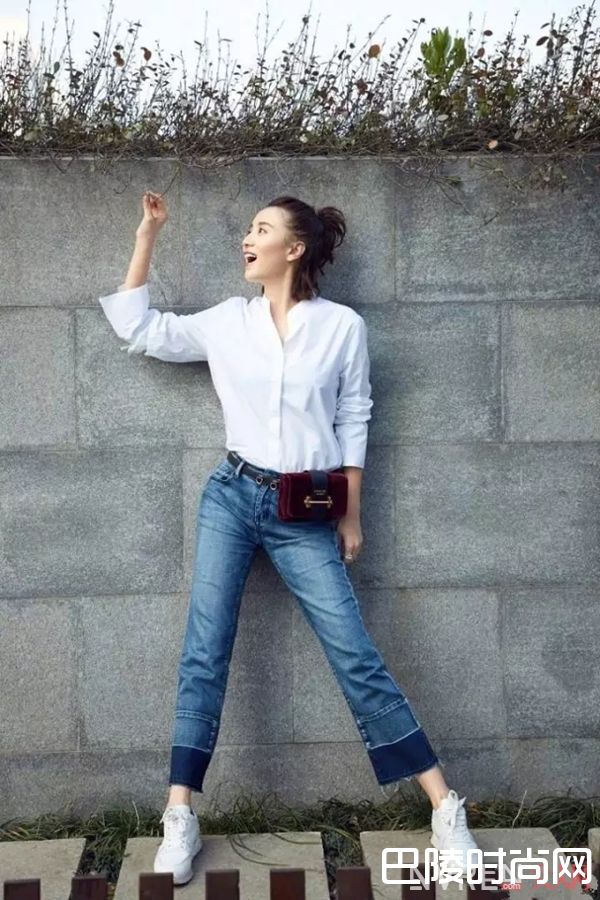 阔腿牛仔裤怎么搭配_腿粗妹子的福音 今年流行的牛仔裤完美遮挡你的小粗腿