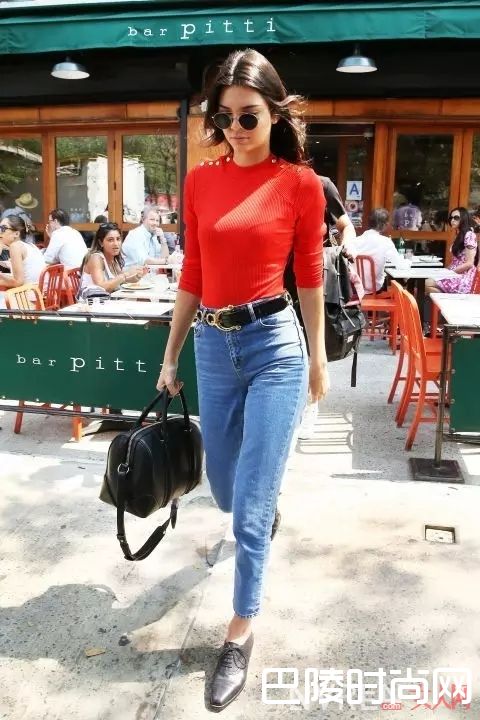 超高腰的“老妈裤”如何搭配_腿粗妹子的福音 今年流行的牛仔裤完美遮挡你的小粗腿
