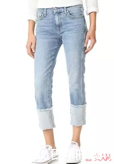 Boyfriend jeans男友裤怎么搭配_腿粗妹子的福音 今年流行的牛仔裤完美遮挡你的小粗腿