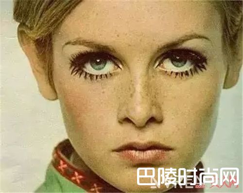 第一个假睫毛与彩色蜜粉_世界上第一件化妆品 它们都是哪些品牌推出的呢?