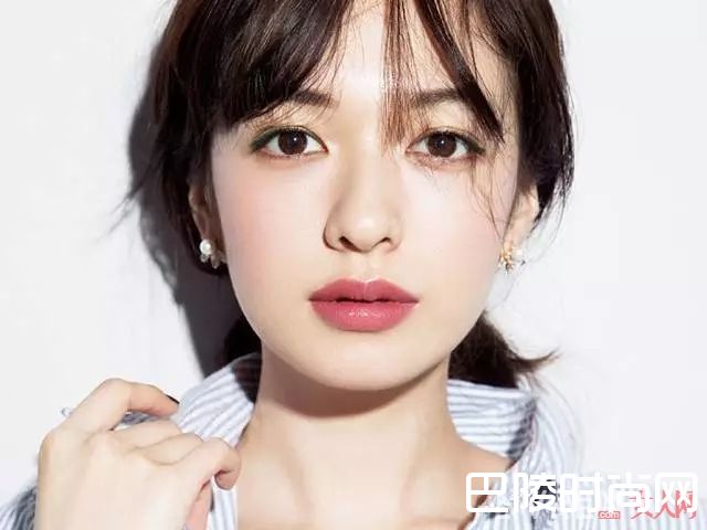 清透自然的底妆怎么画_同样是影后，为什么周冬雨的妆比章子怡干净100倍？