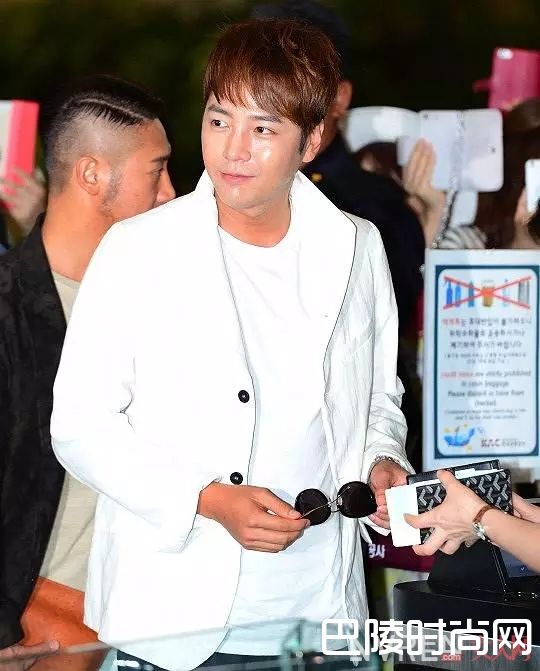 清透自然的底妆怎么画_同样是影后，为什么周冬雨的妆比章子怡干净100倍？