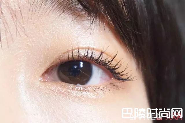 怎么画彩妆才不会显脏_同样是影后，为什么周冬雨的妆比章子怡干净100倍？