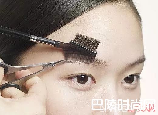 怎么画彩妆才不会显脏_同样是影后，为什么周冬雨的妆比章子怡干净100倍？