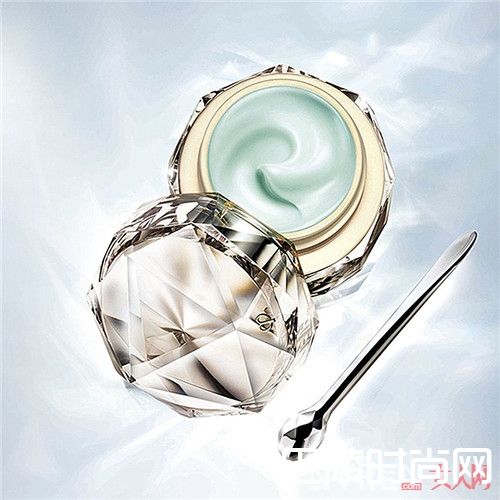 CPB精致眼霜对眼部肌肤松弛干纹有效吗_女人一生中值得拥有的10大眼霜,你用过了没？