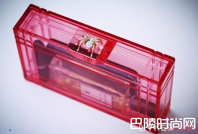 英伦设计师Charlotte Olympia和MAC合作系列_MAC携手抢钱系列 可能是全宇宙最喜欢拉帮结派的彩妆了！