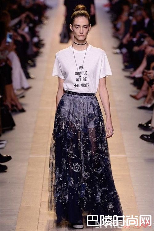 2017春夏流行哪种印花裙_2017年春夏流行开满花的衣服，怎么穿搭美爆了？