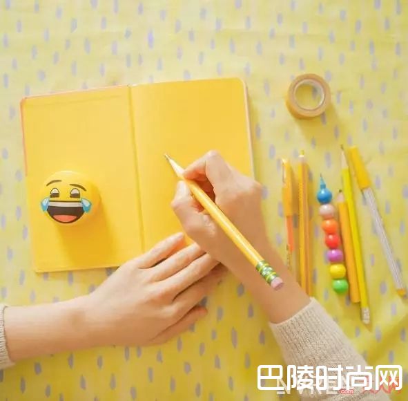 Emoji限量版美妆品_彩妆也要萌萌哒 最近新出的跨界抢钱天团有哪些？