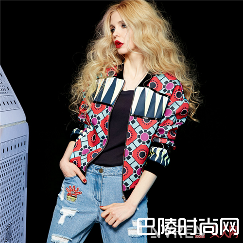 印花外套怎么搭配时髦到爆_2017年春夏流行开满花的衣服，怎么穿搭美爆了？